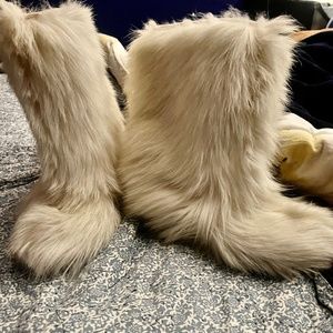 Oscar sport White fur boots (9 US)